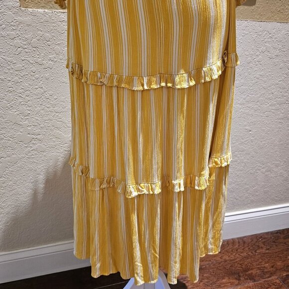 Lauren Conrad L Buttery Yellow and White Boho Tiered Peasant Garden Veranda - Picture 8 of 8